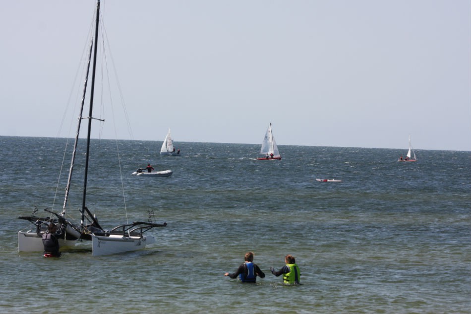 auf und ab vor dem Strand